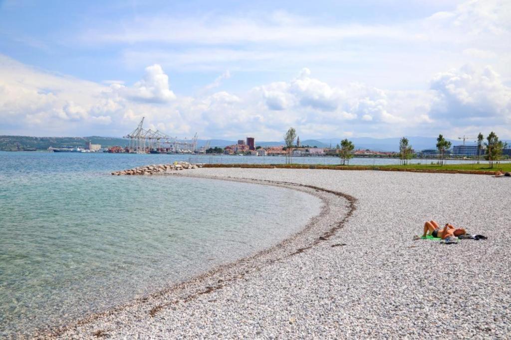 Aegida Beachfront Apartment Koper Eksteriør billede